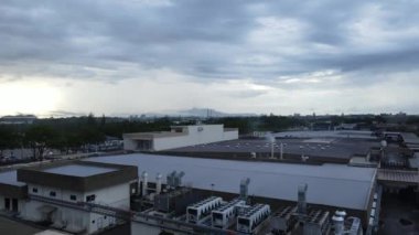 Kuching, Sarawak / Malezya - 14 Kasım 2020: Tüm büyük elektronik, güneş ve yarı iletken santrallerinin bulunduğu Samajaya Işık Endüstriyel Bölgesi