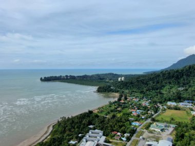 Buntal, Sarawak Malezya - 25 Aralık 2020: Sarawak Malezya 'daki Güzel Balıkçı Köyü, Güney Çin Denizi' nin yanında, arka planda güçlü Santubong Dağı var.