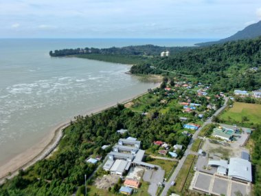 Buntal, Sarawak Malezya - 25 Aralık 2020: Sarawak Malezya 'daki Güzel Balıkçı Köyü, Güney Çin Denizi' nin yanında, arka planda güçlü Santubong Dağı var.
