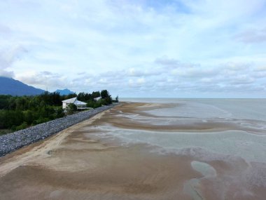 Buntal, Sarawak Malezya - 25 Aralık 2020: Sarawak Malezya 'daki Güzel Balıkçı Köyü, Güney Çin Denizi' nin yanında, arka planda güçlü Santubong Dağı var.