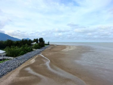 Buntal, Sarawak Malezya - 25 Aralık 2020: Sarawak Malezya 'daki Güzel Balıkçı Köyü, Güney Çin Denizi' nin yanında, arka planda güçlü Santubong Dağı var.