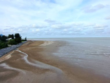 Buntal, Sarawak Malezya - 25 Aralık 2020: Sarawak Malezya 'daki Güzel Balıkçı Köyü, Güney Çin Denizi' nin yanında, arka planda güçlü Santubong Dağı var.