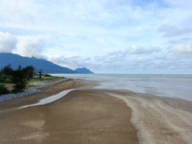 Buntal, Sarawak Malezya - 25 Aralık 2020: Sarawak Malezya 'daki Güzel Balıkçı Köyü, Güney Çin Denizi' nin yanında, arka planda güçlü Santubong Dağı var.