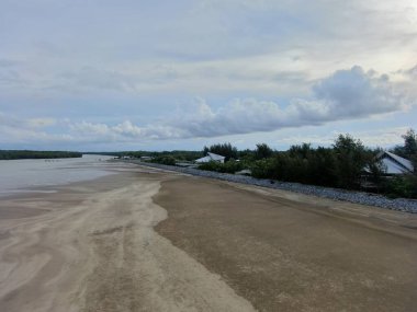 Buntal, Sarawak Malezya - 25 Aralık 2020: Sarawak Malezya 'daki Güzel Balıkçı Köyü, Güney Çin Denizi' nin yanında, arka planda güçlü Santubong Dağı var.