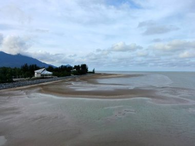 Buntal, Sarawak Malezya - 25 Aralık 2020: Sarawak Malezya 'daki Güzel Balıkçı Köyü, Güney Çin Denizi' nin yanında, arka planda güçlü Santubong Dağı var.