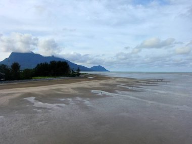 Buntal, Sarawak Malezya - 25 Aralık 2020: Sarawak Malezya 'daki Güzel Balıkçı Köyü, Güney Çin Denizi' nin yanında, arka planda güçlü Santubong Dağı var.