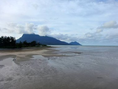 Buntal, Sarawak Malezya - 25 Aralık 2020: Sarawak Malezya 'daki Güzel Balıkçı Köyü, Güney Çin Denizi' nin yanında, arka planda güçlü Santubong Dağı var.