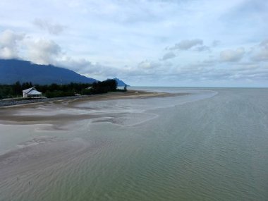 Buntal, Sarawak Malezya - 25 Aralık 2020: Sarawak Malezya 'daki Güzel Balıkçı Köyü, Güney Çin Denizi' nin yanında, arka planda güçlü Santubong Dağı var.