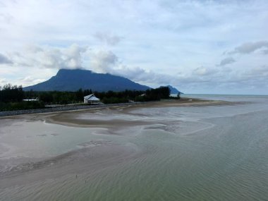 Buntal, Sarawak Malezya - 25 Aralık 2020: Sarawak Malezya 'daki Güzel Balıkçı Köyü, Güney Çin Denizi' nin yanında, arka planda güçlü Santubong Dağı var.