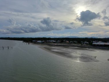 Buntal, Sarawak Malezya - 25 Aralık 2020: Sarawak Malezya 'daki Güzel Balıkçı Köyü, Güney Çin Denizi' nin yanında, arka planda güçlü Santubong Dağı var.