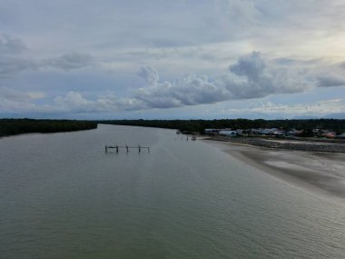 Buntal, Sarawak Malezya - 25 Aralık 2020: Sarawak Malezya 'daki Güzel Balıkçı Köyü, Güney Çin Denizi' nin yanında, arka planda güçlü Santubong Dağı var.