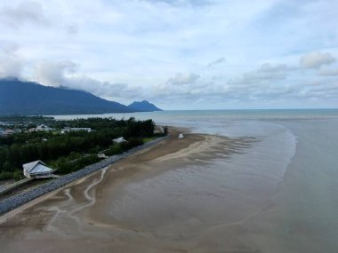 Buntal, Sarawak Malezya - 25 Aralık 2020: Sarawak Malezya 'daki Güzel Balıkçı Köyü, Güney Çin Denizi' nin yanında, arka planda güçlü Santubong Dağı var.