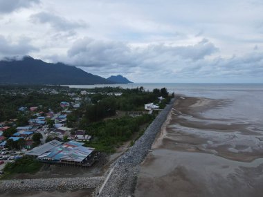 Buntal, Sarawak Malezya - 25 Aralık 2020: Sarawak Malezya 'daki Güzel Balıkçı Köyü, Güney Çin Denizi' nin yanında, arka planda güçlü Santubong Dağı var.