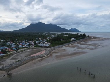 Buntal, Sarawak Malezya - 25 Aralık 2020: Sarawak Malezya 'daki Güzel Balıkçı Köyü, Güney Çin Denizi' nin yanında, arka planda güçlü Santubong Dağı var.