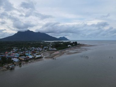Buntal, Sarawak Malezya - 25 Aralık 2020: Sarawak Malezya 'daki Güzel Balıkçı Köyü, Güney Çin Denizi' nin yanında, arka planda güçlü Santubong Dağı var.
