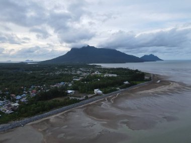 Buntal, Sarawak Malezya - 25 Aralık 2020: Sarawak Malezya 'daki Güzel Balıkçı Köyü, Güney Çin Denizi' nin yanında, arka planda güçlü Santubong Dağı var.