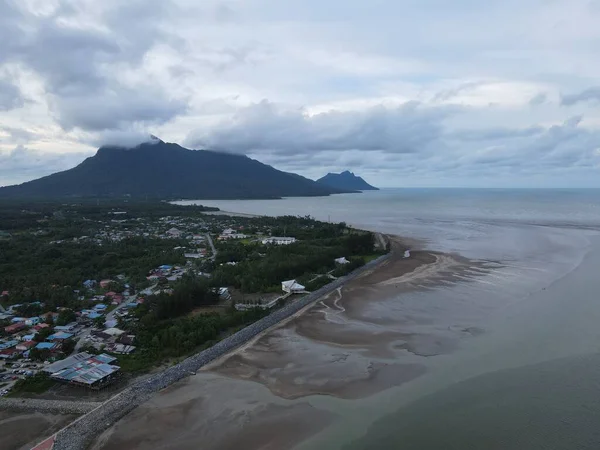 Buntal, Sarawak Malezya - 25 Aralık 2020: Sarawak Malezya 'daki Güzel Balıkçı Köyü, Güney Çin Denizi' nin yanında, arka planda güçlü Santubong Dağı var.
