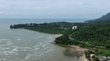 Buntal, Sarawak Malezya - 25 Aralık 2020: Sarawak Malezya 'daki Güzel Balıkçı Köyü, Güney Çin Denizi' nin yanında, arka planda güçlü Santubong Dağı var.