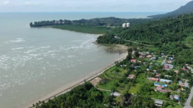 Buntal, Sarawak Malezya - 25 Aralık 2020: Sarawak Malezya 'daki Güzel Balıkçı Köyü, Güney Çin Denizi' nin yanında, arka planda güçlü Santubong Dağı var.