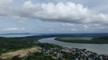Buntal, Sarawak Malezya - 25 Aralık 2020: Sarawak Malezya 'daki Güzel Balıkçı Köyü, Güney Çin Denizi' nin yanında, arka planda güçlü Santubong Dağı var.