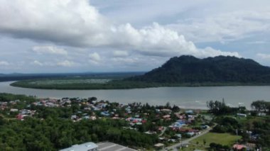 Buntal, Sarawak Malezya - 25 Aralık 2020: Sarawak Malezya 'daki Güzel Balıkçı Köyü, Güney Çin Denizi' nin yanında, arka planda güçlü Santubong Dağı var.