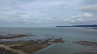 Buntal, Sarawak Malezya - 25 Aralık 2020: Sarawak Malezya 'daki Güzel Balıkçı Köyü, Güney Çin Denizi' nin yanında, arka planda güçlü Santubong Dağı var.