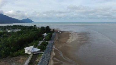 Buntal, Sarawak Malezya - 25 Aralık 2020: Sarawak Malezya 'daki Güzel Balıkçı Köyü, Güney Çin Denizi' nin yanında, arka planda güçlü Santubong Dağı var.