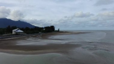 Buntal, Sarawak Malezya - 25 Aralık 2020: Sarawak Malezya 'daki Güzel Balıkçı Köyü, Güney Çin Denizi' nin yanında, arka planda güçlü Santubong Dağı var.