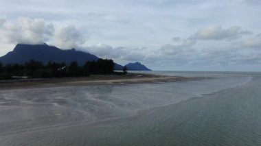 Buntal, Sarawak Malezya - 25 Aralık 2020: Sarawak Malezya 'daki Güzel Balıkçı Köyü, Güney Çin Denizi' nin yanında, arka planda güçlü Santubong Dağı var.