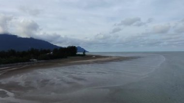 Buntal, Sarawak Malezya - 25 Aralık 2020: Sarawak Malezya 'daki Güzel Balıkçı Köyü, Güney Çin Denizi' nin yanında, arka planda güçlü Santubong Dağı var.