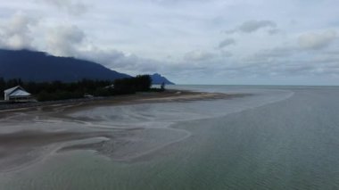 Buntal, Sarawak Malezya - 25 Aralık 2020: Sarawak Malezya 'daki Güzel Balıkçı Köyü, Güney Çin Denizi' nin yanında, arka planda güçlü Santubong Dağı var.