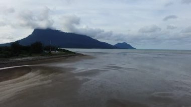 Buntal, Sarawak Malezya - 25 Aralık 2020: Sarawak Malezya 'daki Güzel Balıkçı Köyü, Güney Çin Denizi' nin yanında, arka planda güçlü Santubong Dağı var.
