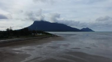 Buntal, Sarawak Malezya - 25 Aralık 2020: Sarawak Malezya 'daki Güzel Balıkçı Köyü, Güney Çin Denizi' nin yanında, arka planda güçlü Santubong Dağı var.