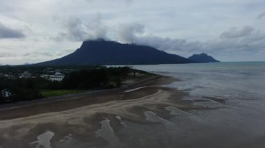 Buntal, Sarawak Malezya - 25 Aralık 2020: Sarawak Malezya 'daki Güzel Balıkçı Köyü, Güney Çin Denizi' nin yanında, arka planda güçlü Santubong Dağı var.