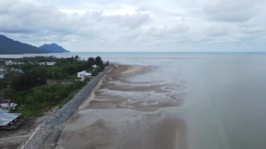 Buntal, Sarawak Malezya - 25 Aralık 2020: Sarawak Malezya 'daki Güzel Balıkçı Köyü, Güney Çin Denizi' nin yanında, arka planda güçlü Santubong Dağı var.