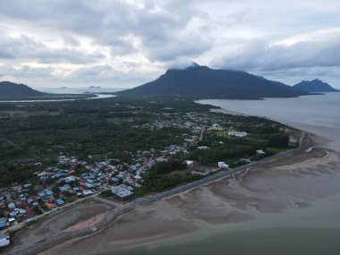 Buntal, Sarawak Malezya - 25 Aralık 2020: Sarawak Malezya 'daki Güzel Balıkçı Köyü, Güney Çin Denizi' nin yanında, arka planda güçlü Santubong Dağı var.