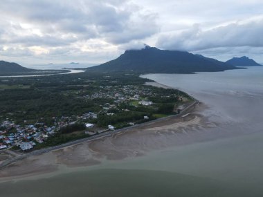 Buntal, Sarawak Malezya - 25 Aralık 2020: Sarawak Malezya 'daki Güzel Balıkçı Köyü, Güney Çin Denizi' nin yanında, arka planda güçlü Santubong Dağı var.