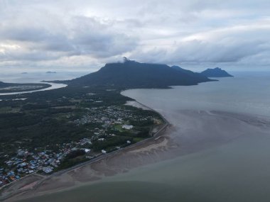 Buntal, Sarawak Malezya - 25 Aralık 2020: Sarawak Malezya 'daki Güzel Balıkçı Köyü, Güney Çin Denizi' nin yanında, arka planda güçlü Santubong Dağı var.