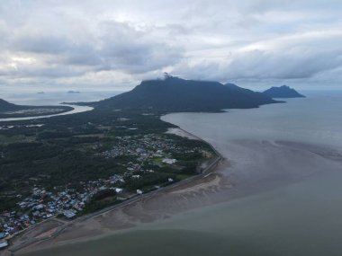 Buntal, Sarawak Malezya - 25 Aralık 2020: Sarawak Malezya 'daki Güzel Balıkçı Köyü, Güney Çin Denizi' nin yanında, arka planda güçlü Santubong Dağı var.