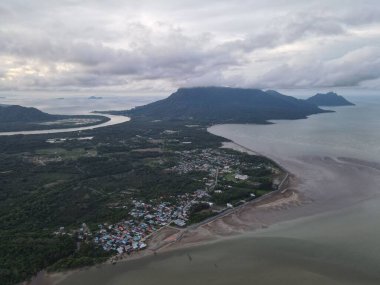 Buntal, Sarawak Malezya - 25 Aralık 2020: Sarawak Malezya 'daki Güzel Balıkçı Köyü, Güney Çin Denizi' nin yanında, arka planda güçlü Santubong Dağı var.
