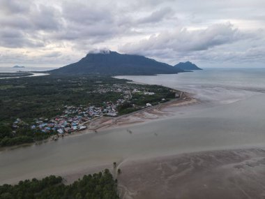 Buntal, Sarawak Malezya - 25 Aralık 2020: Sarawak Malezya 'daki Güzel Balıkçı Köyü, Güney Çin Denizi' nin yanında, arka planda güçlü Santubong Dağı var.