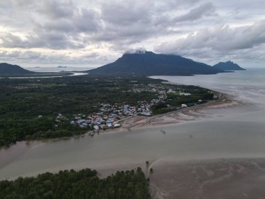 Buntal, Sarawak Malezya - 25 Aralık 2020: Sarawak Malezya 'daki Güzel Balıkçı Köyü, Güney Çin Denizi' nin yanında, arka planda güçlü Santubong Dağı var.