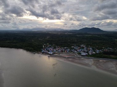 Buntal, Sarawak Malezya - 25 Aralık 2020: Sarawak Malezya 'daki Güzel Balıkçı Köyü, Güney Çin Denizi' nin yanında, arka planda güçlü Santubong Dağı var.