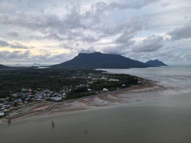 Buntal, Sarawak Malezya - 25 Aralık 2020: Sarawak Malezya 'daki Güzel Balıkçı Köyü, Güney Çin Denizi' nin yanında, arka planda güçlü Santubong Dağı var.