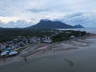 Buntal, Sarawak Malezya - 25 Aralık 2020: Sarawak Malezya 'daki Güzel Balıkçı Köyü, Güney Çin Denizi' nin yanında, arka planda güçlü Santubong Dağı var.