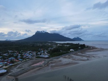 Buntal, Sarawak Malezya - 25 Aralık 2020: Sarawak Malezya 'daki Güzel Balıkçı Köyü, Güney Çin Denizi' nin yanında, arka planda güçlü Santubong Dağı var.