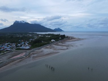 Buntal, Sarawak Malezya - 25 Aralık 2020: Sarawak Malezya 'daki Güzel Balıkçı Köyü, Güney Çin Denizi' nin yanında, arka planda güçlü Santubong Dağı var.