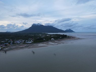 Buntal, Sarawak Malezya - 25 Aralık 2020: Sarawak Malezya 'daki Güzel Balıkçı Köyü, Güney Çin Denizi' nin yanında, arka planda güçlü Santubong Dağı var.