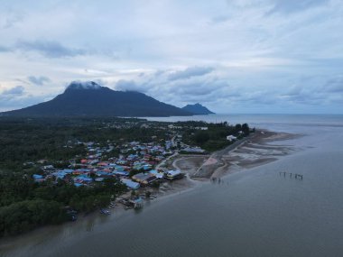 Buntal, Sarawak Malezya - 25 Aralık 2020: Sarawak Malezya 'daki Güzel Balıkçı Köyü, Güney Çin Denizi' nin yanında, arka planda güçlü Santubong Dağı var.