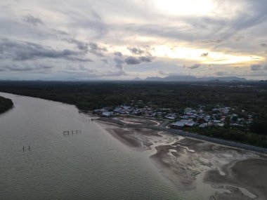 Buntal, Sarawak Malezya - 25 Aralık 2020: Sarawak Malezya 'daki Güzel Balıkçı Köyü, Güney Çin Denizi' nin yanında, arka planda güçlü Santubong Dağı var.